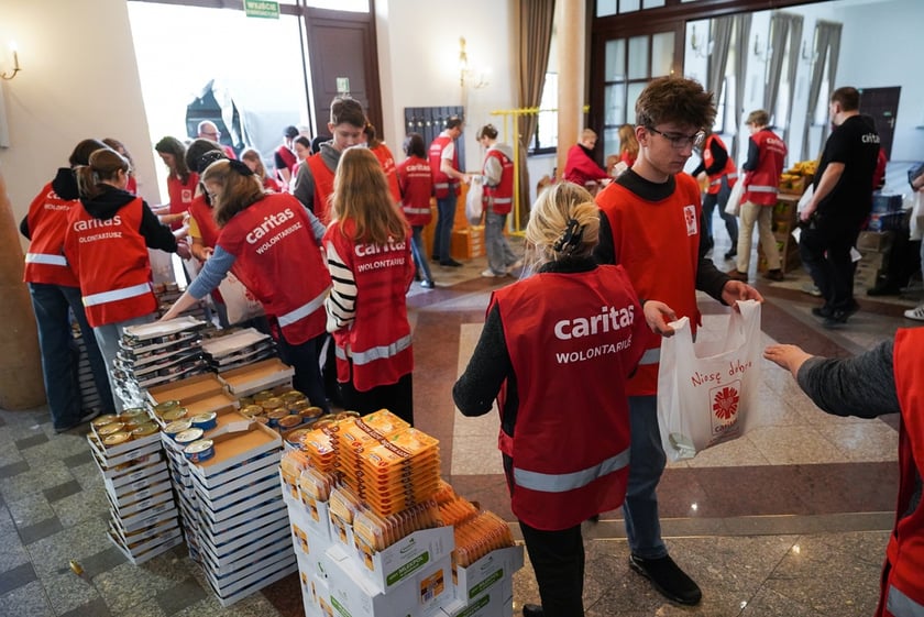 Pakowanie paczek dla ubogich przez wolontriuszy Caritas