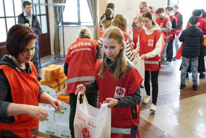 Pakowanie paczek dla ubogich przez wolontriuszy Caritas