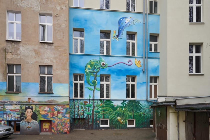 Kolorowe podwórko przy ulicy Roosevelta we Wrocławiu.&nbsp;Wiosną warto wybrać się na spacer po mieście śladami murali. Sprawdź, jak spędzić wolny czas we Wrocławiu!