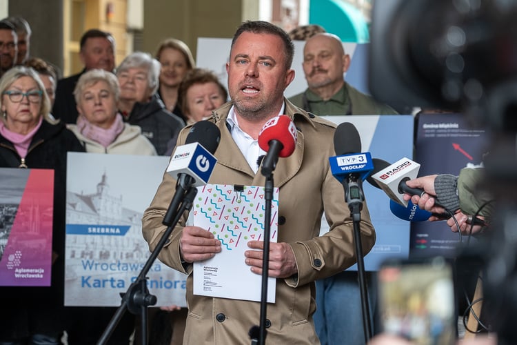 Konferencja prasowa dotycząca rewolucji w komunikacji aglomeracyjnej oraz  Karty Seniora Aglomeracji Wrocławskiej