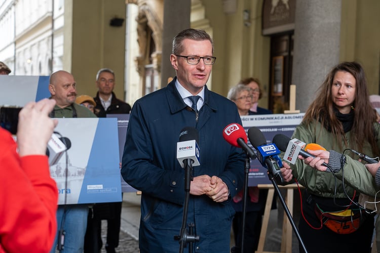 Konferencja prasowa dotycząca rewolucji w komunikacji aglomeracyjnej oraz  Karty Seniora Aglomeracji Wrocławskiej