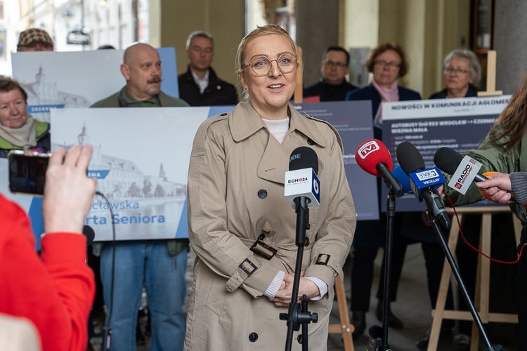 Konferencja prasowa dotycząca rewolucji w komunikacji aglomeracyjnej oraz  Karty Seniora Aglomeracji Wrocławskiej