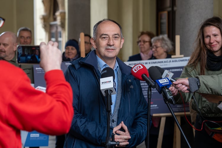 Konferencja prasowa dotycząca rewolucji w komunikacji aglomeracyjnej oraz  Karty Seniora Aglomeracji Wrocławskiej