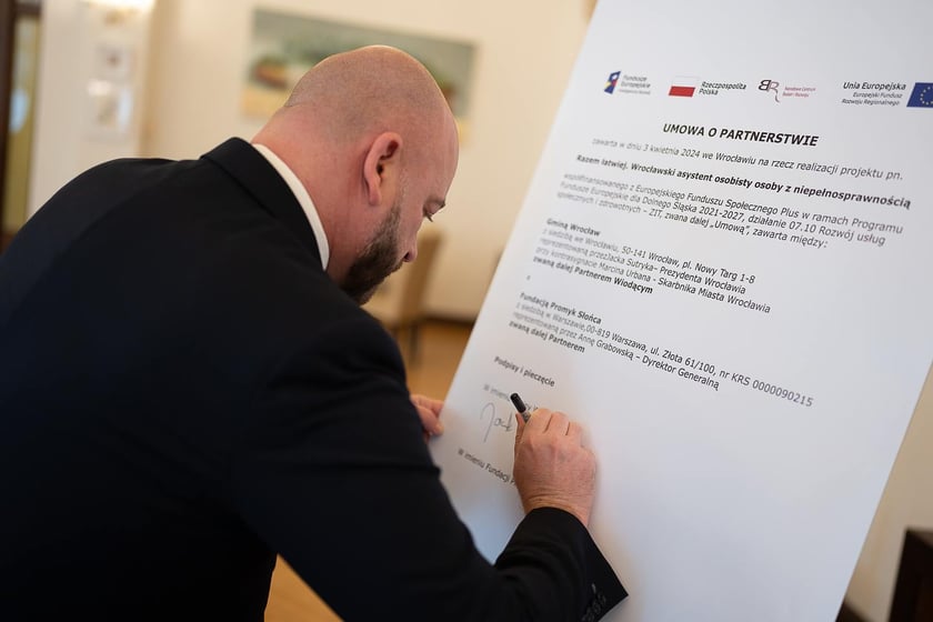 Prezydent Jacek Sutryk podpisuje umowę o partnerstwie na rzecz realizacji projektu&nbsp;&bdquo;Razem łatwiej. Wrocławski asystent osobisty osoby z niepełnosprawnością&rdquo;&nbsp;