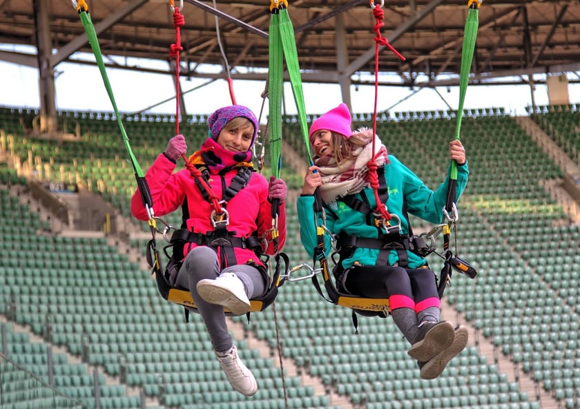 Swing Jump na stadionie Tarczyński Arena
Swing Jump, czyli skok wahadłowy to ekstremalna atrakcja na stadionie Tarczyński Arena. Wyr&oacute;żnia ją to, że ze skoku mogą w tym samym czasie skorzystać nawet dwie osoby - to pierwsze takie tandemowe skoki na linach w Polsce!&nbsp;
Emocje dawkowane są już od samego początku, kiedy skoczkowie podciągani są aż pod sam dach stadionu. Po chwili niepewności, ciszy, bez odliczania... zostają nagle wyczepieni z układu, spadając z niesamowitym przyspieszeniem, aby po chwili szybować tuż nad krzesłami trybun.
Skoki na stadionie odbywają się w weekendy wolne od imprez masowych od wiosny do jesieni. Należy wcześniej zarezerwować termin.

Adres: Aleja Śląska 1
Więcej informacji na stronie Dream Jump Wrocław
