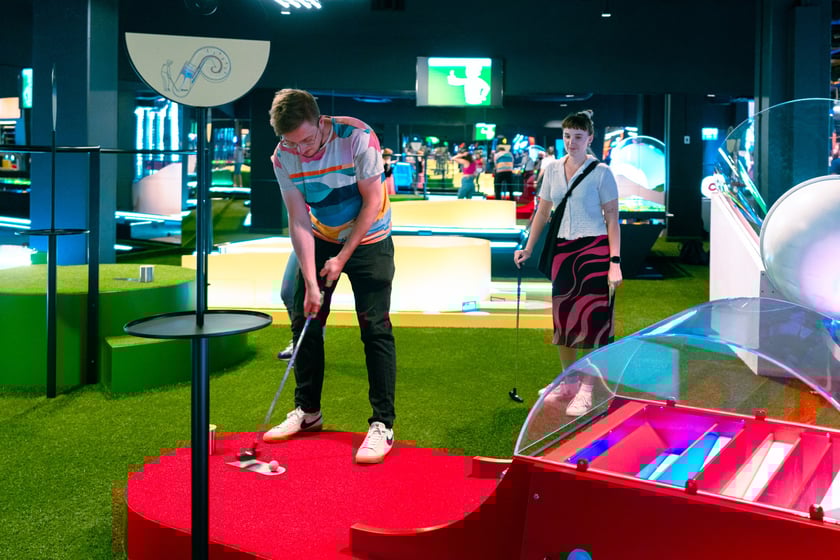 Zagrywki
Minigolf w szalonej odsłonie, prywatne pokoje karaoke, stoły do beer ponga i piłkarzyki to tylko część atrakcji, kt&oacute;re znajdują się w Zagrywkach.&nbsp;
To prawdopodobnie jeden z największych bar&oacute;w we Wrocławiu. Najważniejszą jego część stanowią aktywności, a tych jest tutaj aż osiem! Wśr&oacute;d nich szalona wersja minigolfa, trzy samoobsługowe pokoje do karaoke, w kt&oacute;rych na tabletach wybieramy ulubione piosenki i stoły do beer ponga, czyli popularnej gry, znanej z amerykańskich film&oacute;w. Jeśli zastanawiacie się, gdzie wybrać się ze znajomymi &ndash; to będzie miejsce idealne.
Od godz. 18:00 lokal jest dostępny wyłącznie dla os&oacute;b pełnoletnich. Rezerwację wybranego pokoju można zrobić przez stronę internetową.

Adres:&nbsp;Wojciecha Bogusławskiego 16
Godziny otwarcia: poniedziałek-wtorek w godz. 16:00-24:00; środa-czwartek w godz. 16:00-01:00; piątek w godz. 16:00-02:00; sobota w godz. 12:00-02:00; niedziela w godz. 12:00-23:00
Więcej informacji na stronie Zagrywek.
