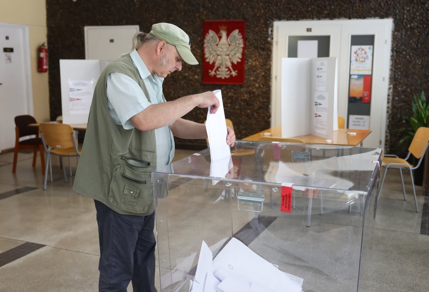 Głosowanie w komisji nr 2 przy ul. Kuźniczej