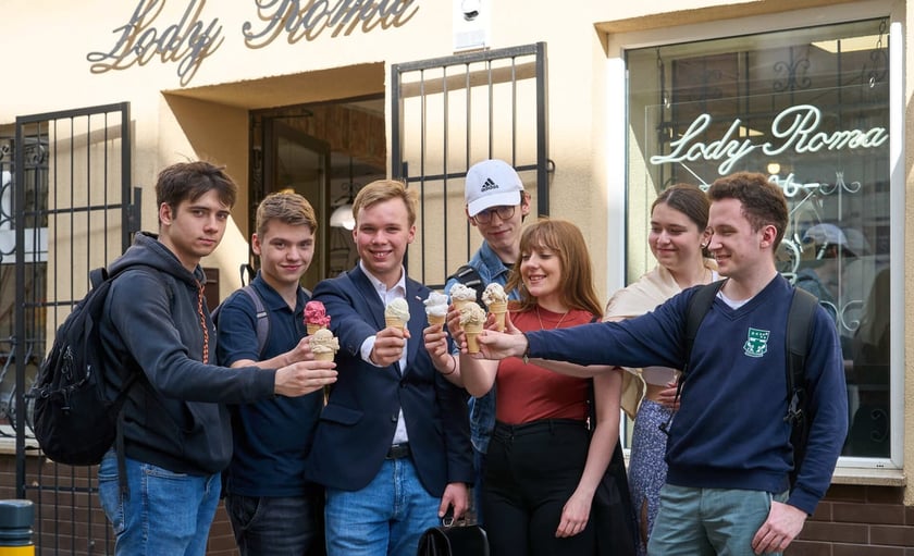Grupa uczniów przed lodziarnią Roma