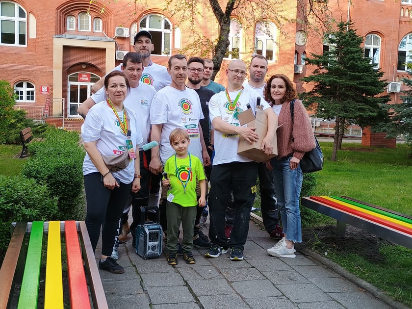 Zadyma na tomografii i chirurgii (5-7.04.2024) - ławki zamontowane przez ekipę