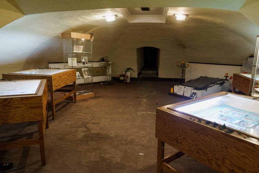 Pod kaplicą znajdują się katakumby, gdzie spocząć miały szczątki rodziny von Kornów