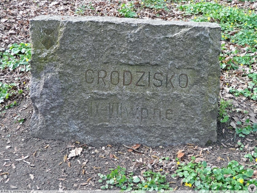 Kamienna tablica pamiątkowa z datą określającą czas funkcjonowania grodziska