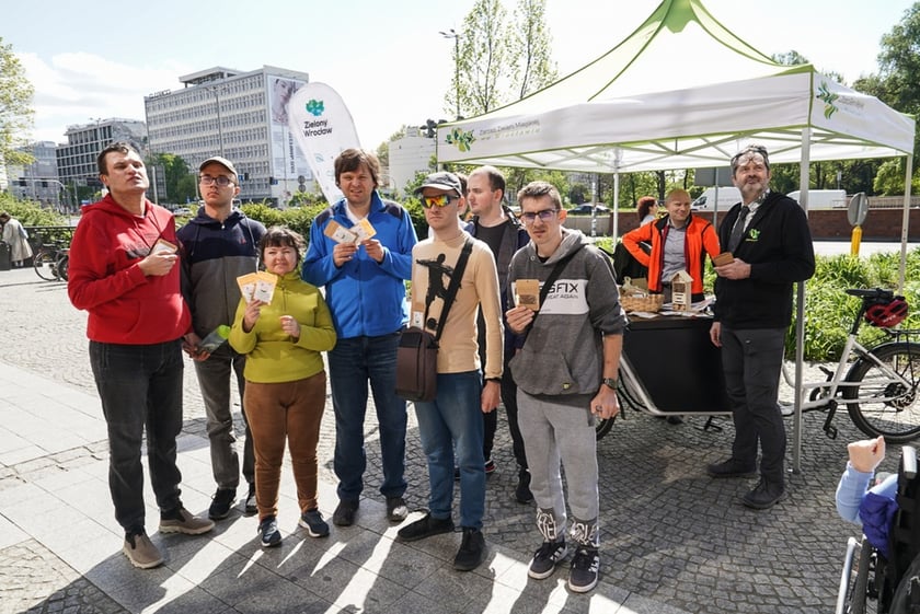 Pracownicy Zarządu Zieleni Miejskiej rozdają koło Galerii Dominikańskiej saszetki z nasionami rośli dla owadów zapylaczy