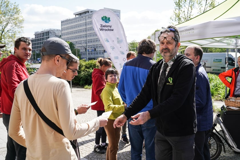 Pracownicy Zarządu Zieleni Miejskiej rozdają koło Galerii Dominikańskiej saszetki z nasionami rośli dla owadów zapylaczy
