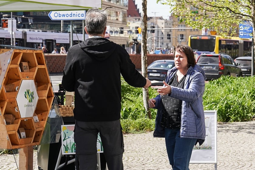 Pracownicy Zarządu Zieleni Miejskiej rozdają koło Galerii Dominikańskiej saszetki z nasionami rośli dla owadów zapylaczy