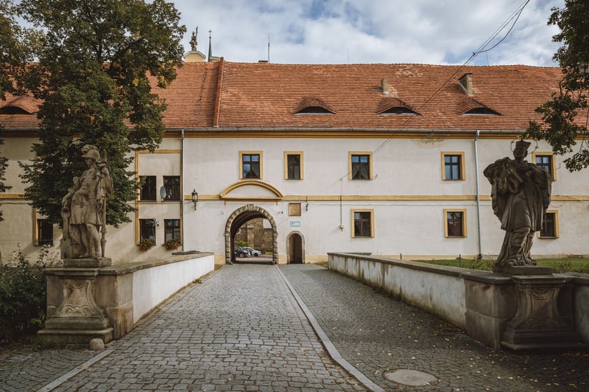 Barokowy most kamienny nad dawnym kanałem młyn&oacute;wki