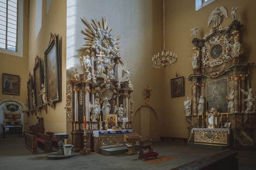 Kości&oacute;ł klasztorny pw. Wniebowzięcia Najświętszej Marii Panny i św. Jakuba Starszego, wnętrze, barokowe ołtarze boczne