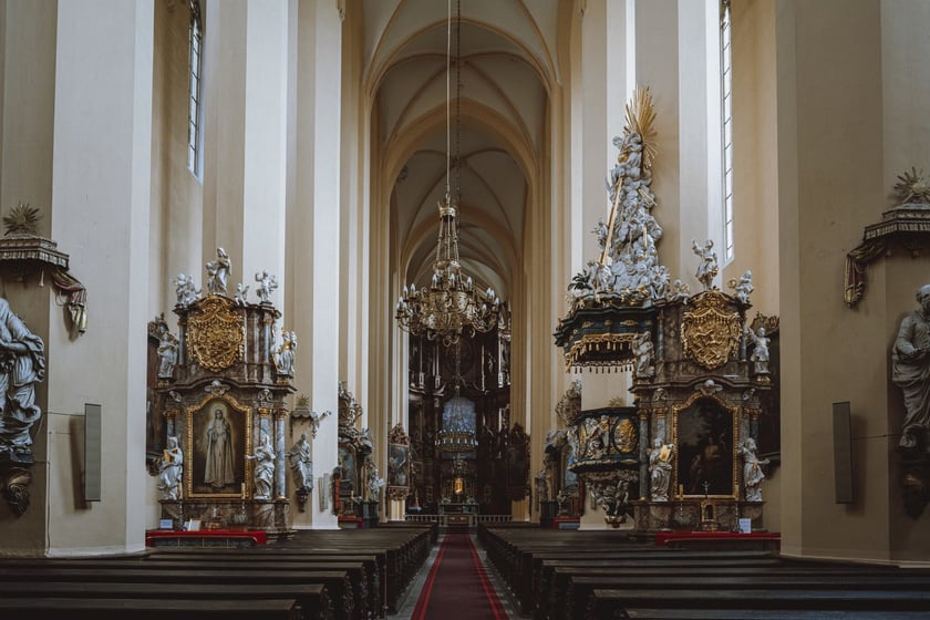 Kości&oacute;ł klasztorny pw. Wniebowzięcia Najświętszej Marii Panny i św. Jakuba Starszego, wnętrze, nawa gł&oacute;wna