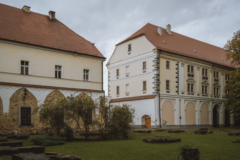 Pałac opacki i oficyna klasztorna przebudowane pod kon. XVII wieku