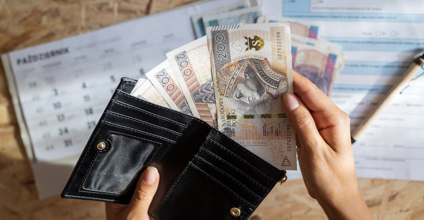 Jak dostać trzynastą emeryturę? Czy na 13. emeryturę trzeba składać wniosek?
Emerytura wypłacana jest automatycznie, w związku z tym nie trzeba składać żadnych dodatkowych wniosk&oacute;w, aby ją uzyskać.