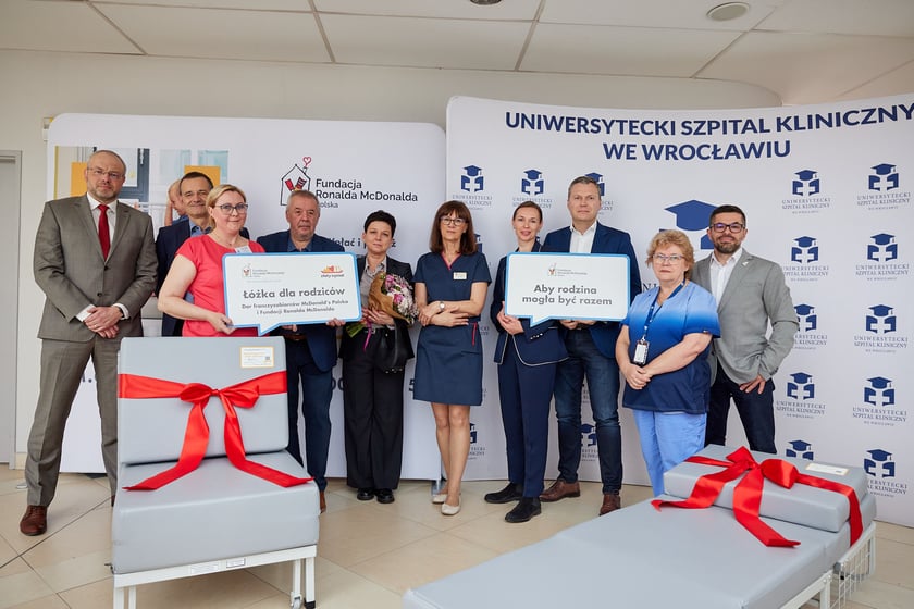 Przekazanie łóżek dla rodziców pacjentów USK we Wrocławiu