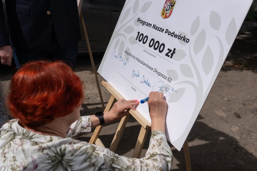 Konferencja prasowa (29 kwietnia) z okazji przystąpienia pierwszego beneficjenta, Wsp&oacute;lnoty Mieszkaniowej Długosza 62, do miejskiego programy "Nasze Podw&oacute;rko"