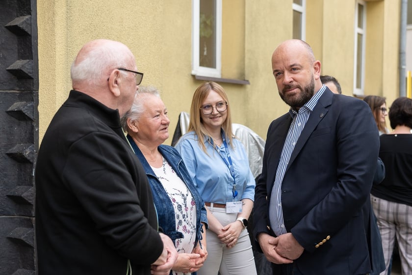 Konferencja prasowa (29 kwietnia) z okazji przystąpienia pierwszego beneficjenta, Wsp&oacute;lnoty Mieszkaniowej Długosza 62, do miejskiego programy "Nasze Podw&oacute;rko"