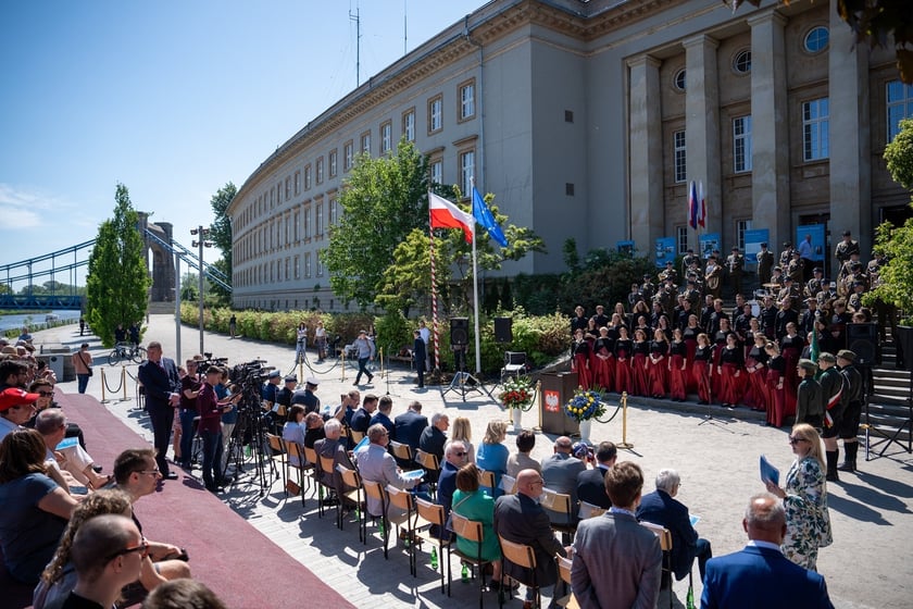 Uroczystości 20-lecia wstąpienia Polski do Unii Europejskiej, przed Urzędem Wojew&oacute;dzkim