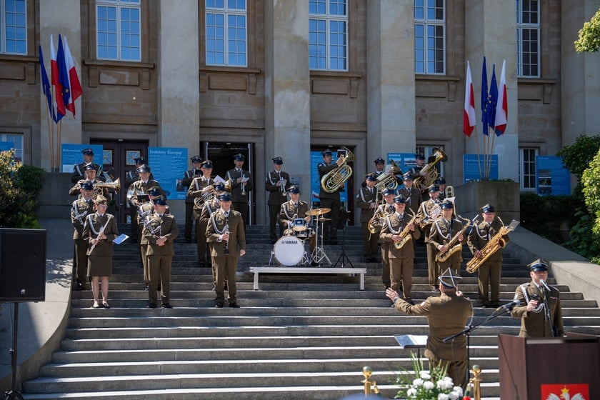 Uroczystości 20-lecia wstąpienia Polski do Unii Europejskiej, przed Urzędem Wojew&oacute;dzkim