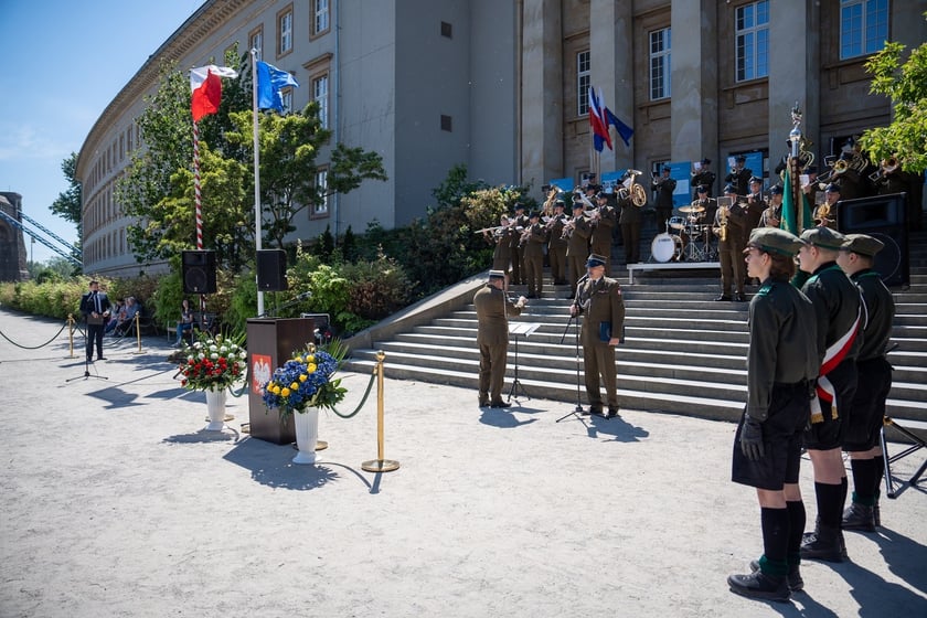Uroczystości 20-lecia wstąpienia Polski do Unii Europejskiej, przed Urzędem Wojew&oacute;dzkim