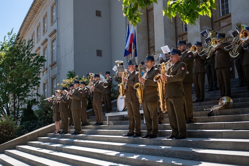Uroczystości 20-lecia wstąpienia Polski do Unii Europejskiej, przed Urzędem Wojew&oacute;dzkim
