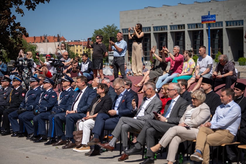 Uroczystości 20-lecia wstąpienia Polski do Unii Europejskiej, przed Urzędem Wojew&oacute;dzkim
