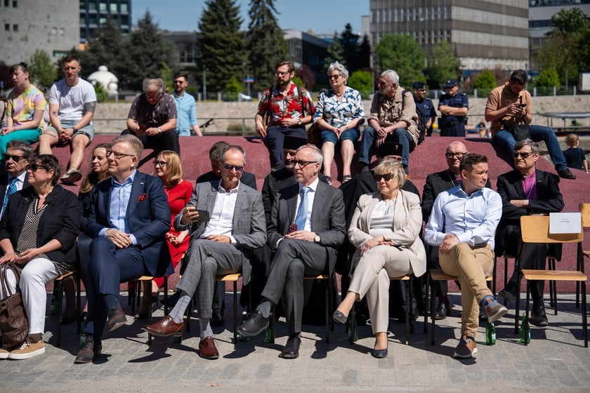 Uroczystości 20-lecia wstąpienia Polski do Unii Europejskiej, przed Urzędem Wojew&oacute;dzkim