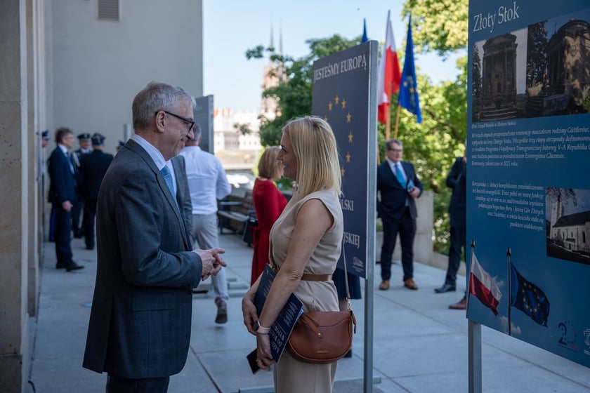 Uroczystości 20-lecia wstąpienia Polski do Unii Europejskiej, przed Urzędem Wojew&oacute;dzkim