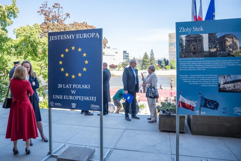 Uroczystości 20-lecia wstąpienia Polski do Unii Europejskiej, przed Urzędem Wojew&oacute;dzkim