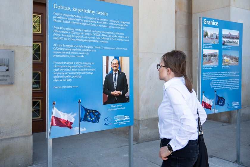 Uroczystości 20-lecia wstąpienia Polski do Unii Europejskiej, przed Urzędem Wojew&oacute;dzkim