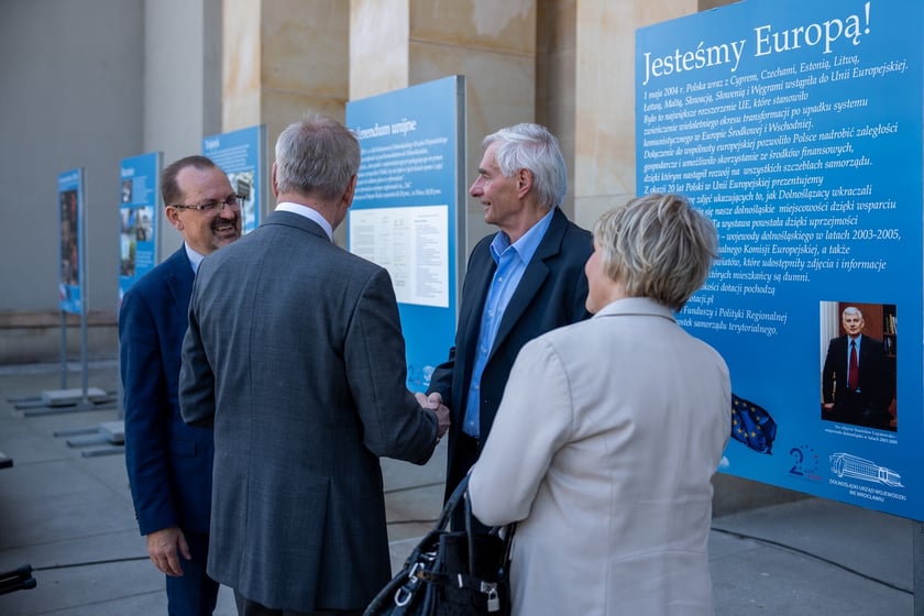 Uroczystości 20-lecia wstąpienia Polski do Unii Europejskiej, przed Urzędem Wojew&oacute;dzkim