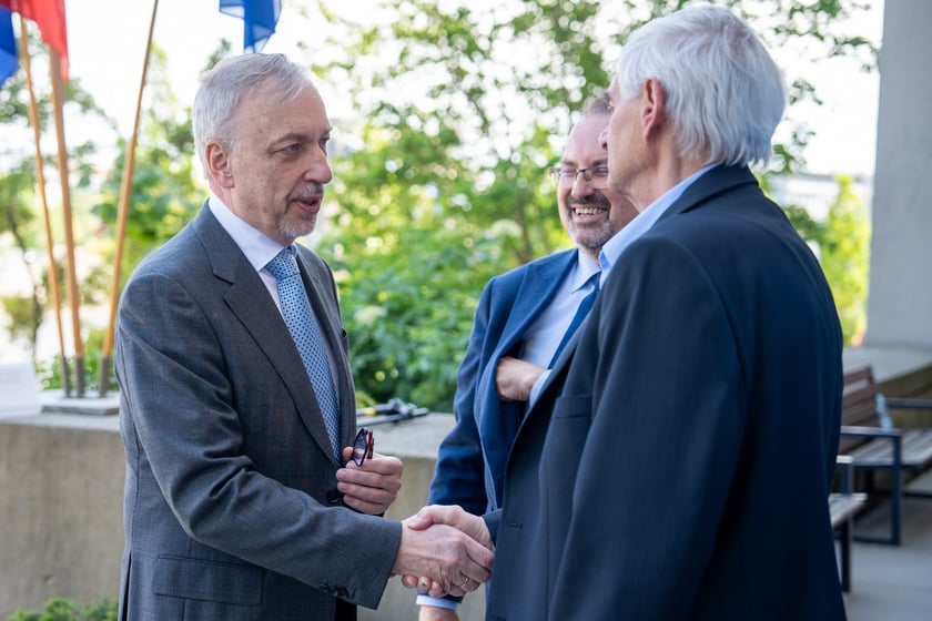 Uroczystości 20-lecia wstąpienia Polski do Unii Europejskiej, przed Urzędem Wojew&oacute;dzkim