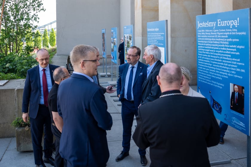 Uroczystości 20-lecia wstąpienia Polski do Unii Europejskiej, przed Urzędem Wojew&oacute;dzkim