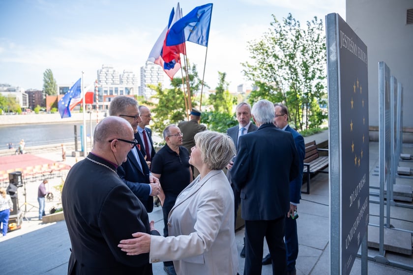 Uroczystości 20-lecia wstąpienia Polski do Unii Europejskiej, przed Urzędem Wojew&oacute;dzkim
