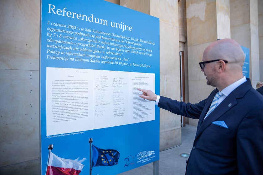 Uroczystości 20-lecia wstąpienia Polski do Unii Europejskiej, przed Urzędem Wojew&oacute;dzkim