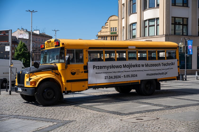 Ż&oacute;łty szkolny autobus na ulicy Oławskiej