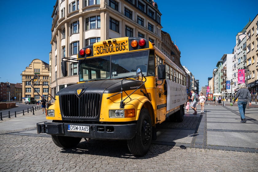 Ż&oacute;łty szkolny autobus na ulicy Oławskiej