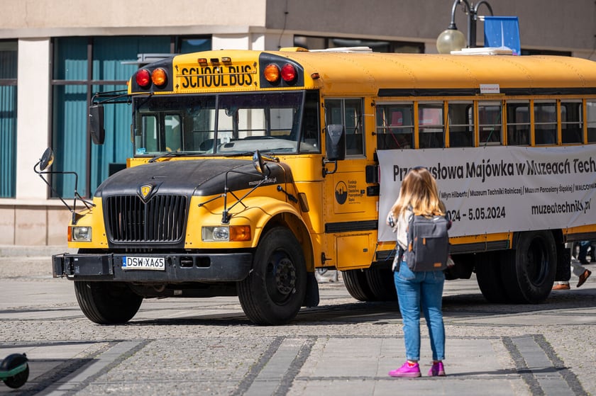 Ż&oacute;łty szkolny autobus na ulicy Oławskiej
