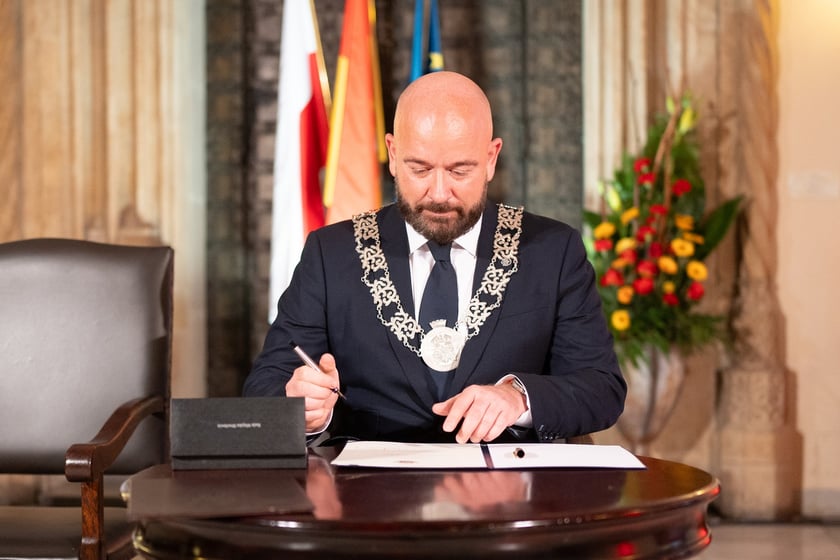 Prezydent Jacek Sutryk po ślubowaniu podczas Sesji Inauguracyjnej Rady Miejskiej Wrocławia