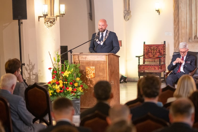 Prezydent Jacek Sutryk po ślubowaniu podczas Sesji Inauguracyjnej Rady Miejskiej Wrocławia