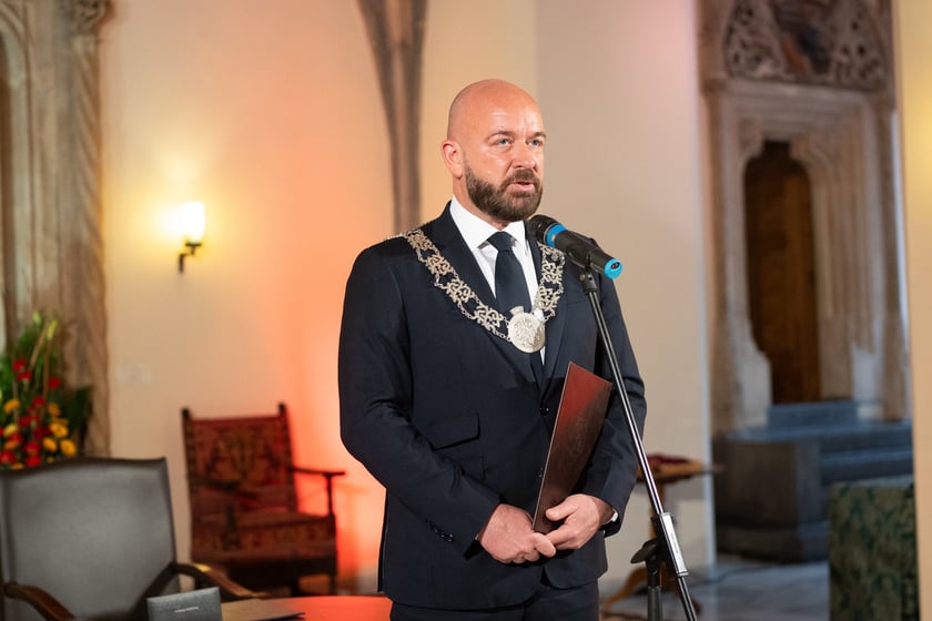 Prezydent Jacek Sutryk po ślubowaniu podczas Sesji Inauguracyjnej Rady Miejskiej Wrocławia
