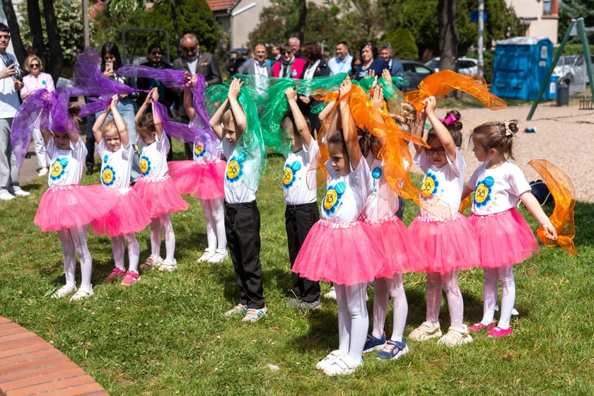 Uroczystość nadania skwerowi na Muchomorze Małym imienia Ludwika Rajchmana, twórcy UNICEF.