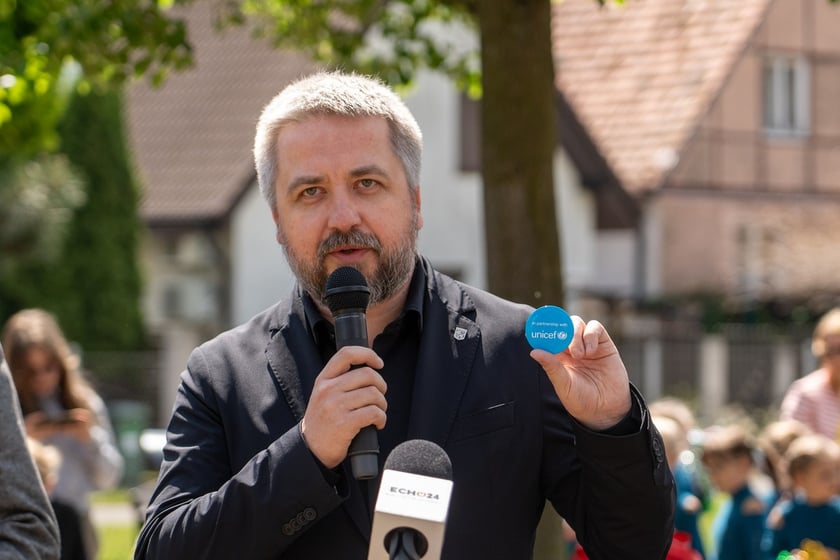 Radosław Michalski. Uroczystość nadania skwerowi na Muchomorze Małym imienia Ludwika Rajchmana, twórcy UNICEF.