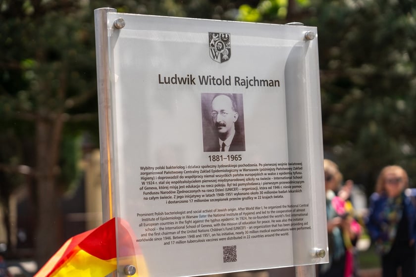Uroczystość nadania skwerowi na Muchomorze Małym imienia Ludwika Rajchmana, twórcy UNICEF.