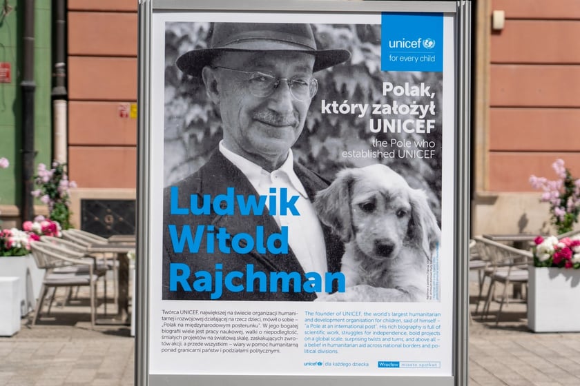 Uroczystość nadania skwerowi na Muchomorze Małym imienia Ludwika Rajchmana, twórcy UNICEF.